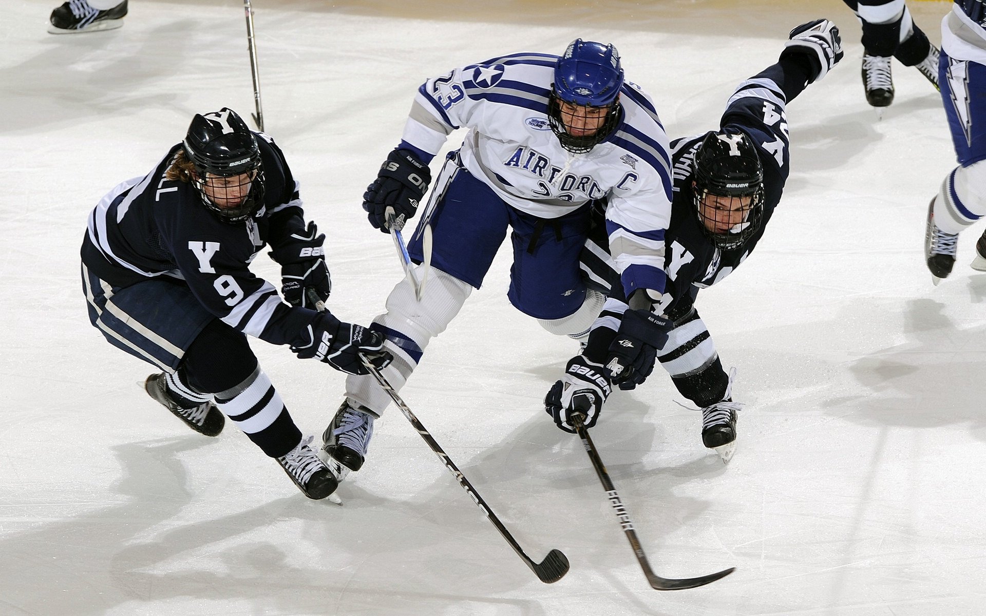 欧冠十六强首回合：拜仁1比1国米 “三中卫VS双前锋”战术博弈精彩